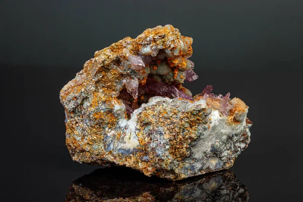 Makro minerální ametyst kámen ve skále na černém pozadí — Stock fotografie