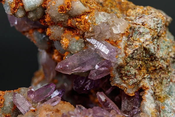 Piedra de amatista macromineral en roca sobre un fondo negro —  Fotos de Stock