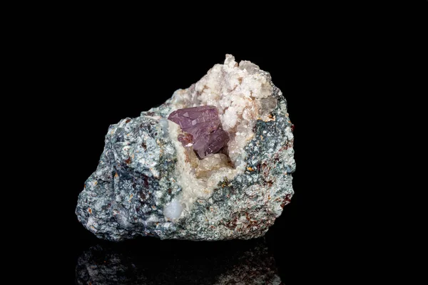 Makromineral Amethyst Stein im Gestein auf schwarzem Hintergrund — Stockfoto