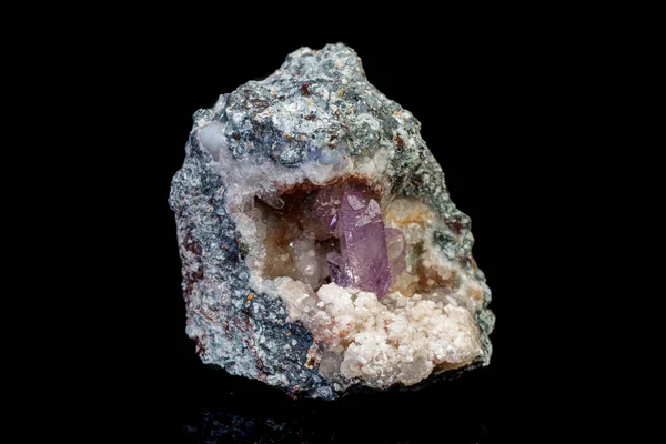 Makro ásványi ametiszt kő sziklában, fekete alapon — Stock Fotó