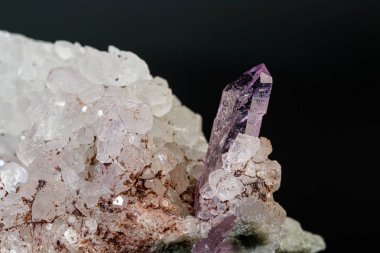 Siyah zemin üzerinde kayadaki makro mineral ametist taşı