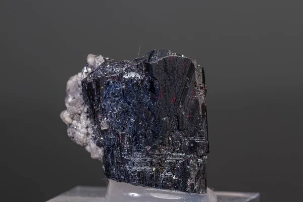 Μακροεντολή ορυκτό Acanthite πέτρα σε μαύρο φόντο — Φωτογραφία Αρχείου