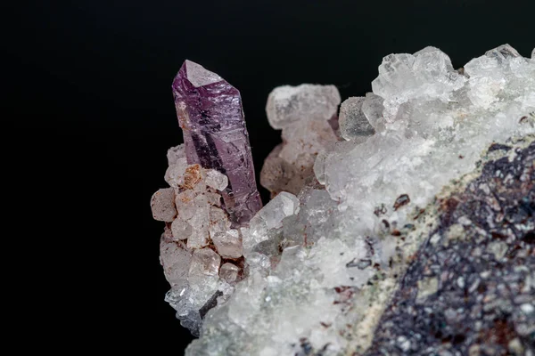 Pietra macrominerale ametista in roccia su fondo nero — Foto Stock