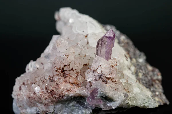 Siyah zemin üzerinde kayadaki makro mineral ametist taşı — Stok fotoğraf