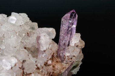 Siyah zemin üzerinde kayadaki makro mineral ametist taşı