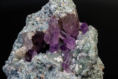 Siyah zemin üzerinde kayadaki makro mineral ametist taşı