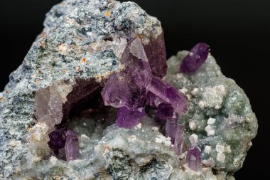 Siyah zemin üzerinde kayadaki makro mineral ametist taşı