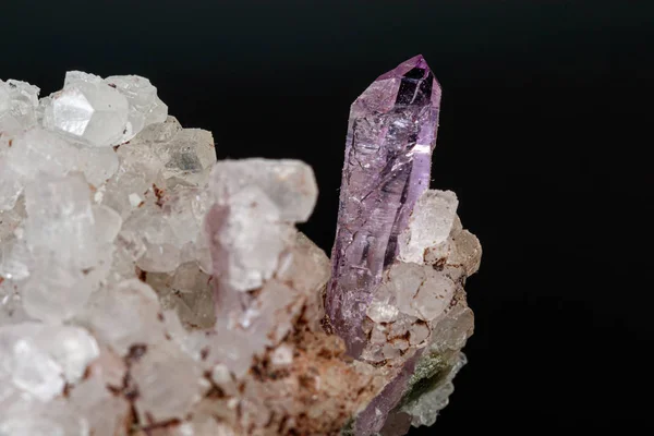 Siyah zemin üzerinde kayadaki makro mineral ametist taşı — Stok fotoğraf