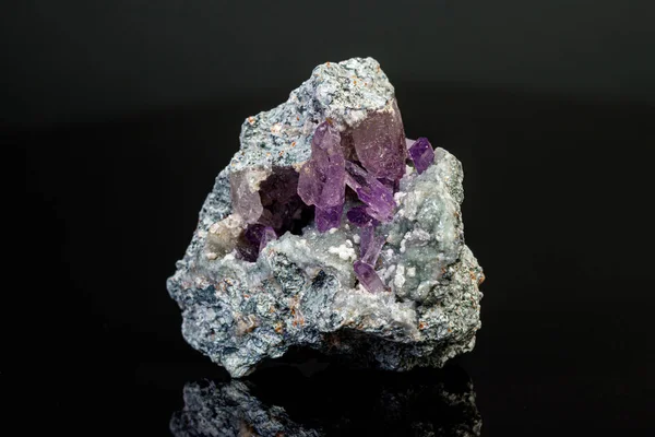Makro ásványi ametiszt kő sziklában, fekete alapon — Stock Fotó