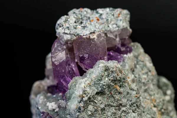 หิน amethyst แร่แมโครในหินบนพื้นหลังสีดํา — ภาพถ่ายสต็อก