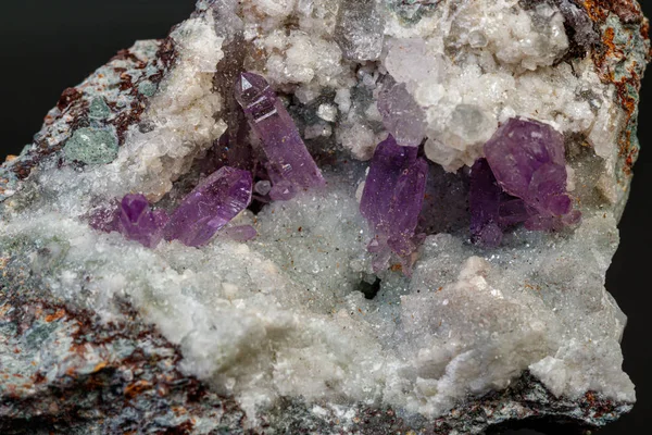 Siyah zemin üzerinde kayadaki makro mineral ametist taşı — Stok fotoğraf
