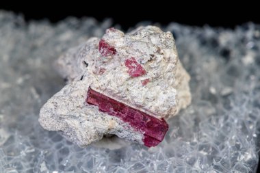 Siyah arkaplandaki makro mineral taşı kırmızı beril.