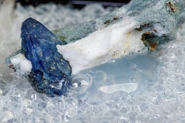 Siyah arkaplanda makro mineral taşı Benitoit