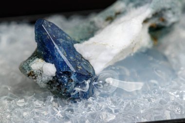 Siyah arkaplanda makro mineral taşı Benitoit