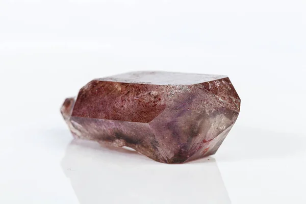 Макро мінеральний камінь Аметист на димчастому кварці на білому фоні — стокове фото