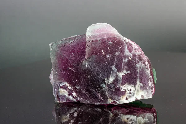 Pietra macrominerale fluorite rossa e verde su fondo nero — Foto Stock