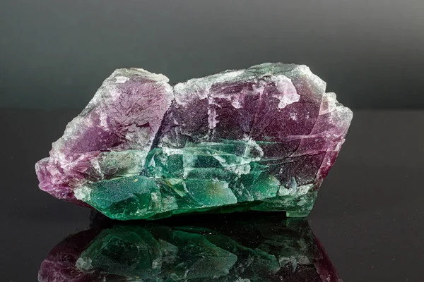 Macro pierre minérale fluorite rouge et verte sur fond noir — Photo