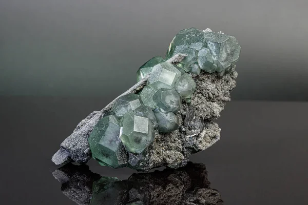 Pedra mineral macro fluorite verde sobre um fundo preto — Fotografia de Stock