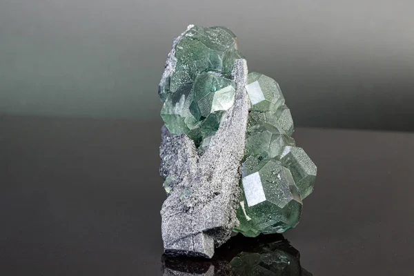 Pedra mineral macro fluorite verde sobre um fundo preto — Fotografia de Stock