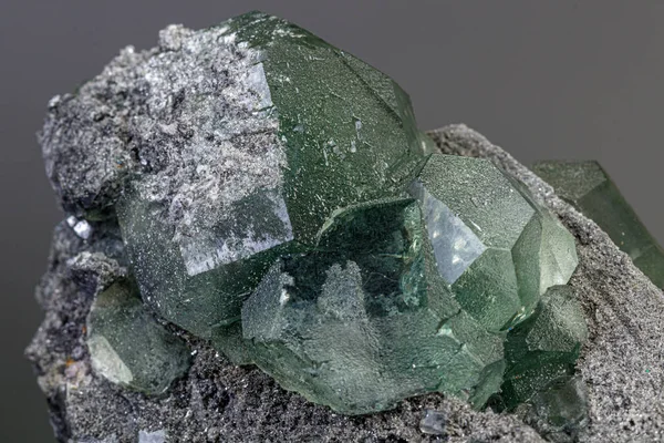 Siyah arkaplanda makro mineral taşı yeşil florit — Stok fotoğraf