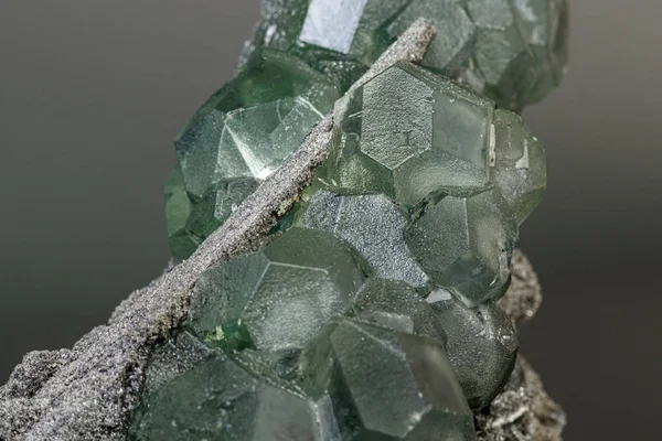 Макро-мінеральний камінь зелений фторит на чорному фоні — стокове фото