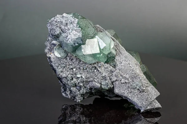Siyah arkaplanda makro mineral taşı yeşil florit — Stok fotoğraf