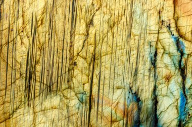 Siyah arka planda makro mineral taş labradorit 