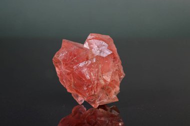 Siyah arkaplandaki makro mineral pembe florit. 