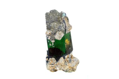 Beyaz arkaplanda makro mineral taşından vivivianit