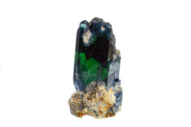 Beyaz arkaplanda makro mineral taşından vivivianit