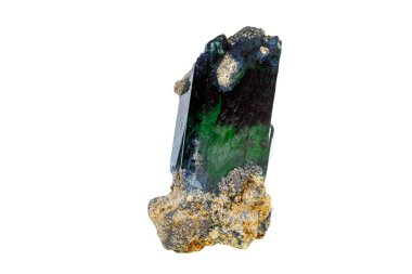 Beyaz arkaplanda makro mineral taşından vivivianit