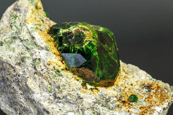 Siyah arkaplanda makro mineral taşı andradite — Stok fotoğraf
