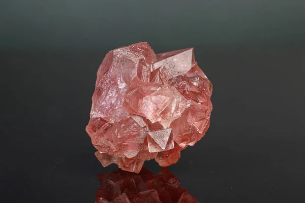 Makroszintű ásványi kő rózsaszín fluorit fekete alapon — Stock Fotó