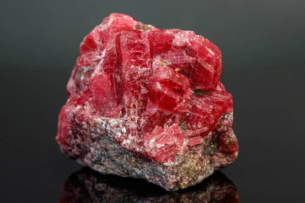 Makro minerální kámen Rhodochrosite na černém pozadí — Stock fotografie