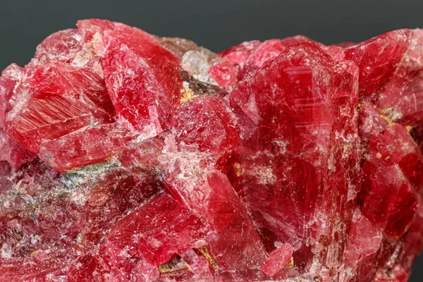 Siyah arka planda makro mineral taşı Rhodochrosite — Stok fotoğraf
