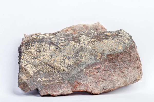 Pedra de bismuto mineral macro no schacht de Hartenstein na parte traseira branca — Fotografia de Stock