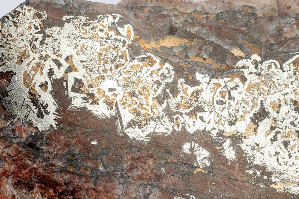Macro minerale bismut steen op hartenstein schacht op witte rug — Stockfoto