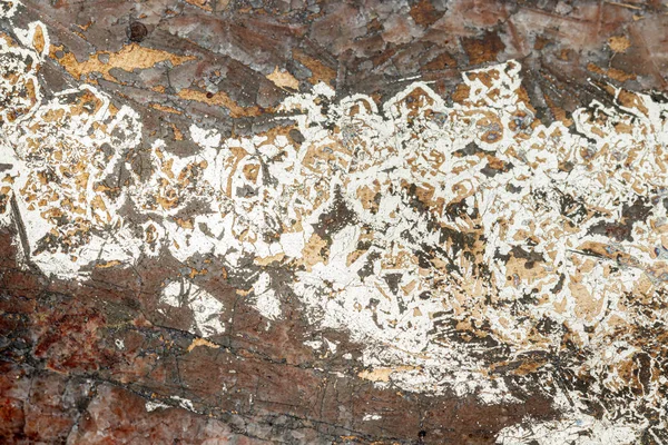 Pedra de bismuto mineral macro no schacht de Hartenstein na parte traseira branca — Fotografia de Stock