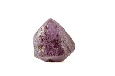 makro mineral taşı kırmızısı. Gün ışığında menekşe rengi.
