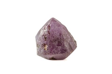 makro mineral taşı kırmızısı. Gün ışığında menekşe rengi.