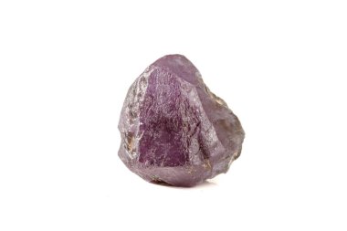 makro mineral taşı kırmızısı. Gün ışığında menekşe rengi.
