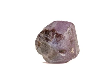 makro mineral taşı kırmızısı. Gün ışığında menekşe rengi.