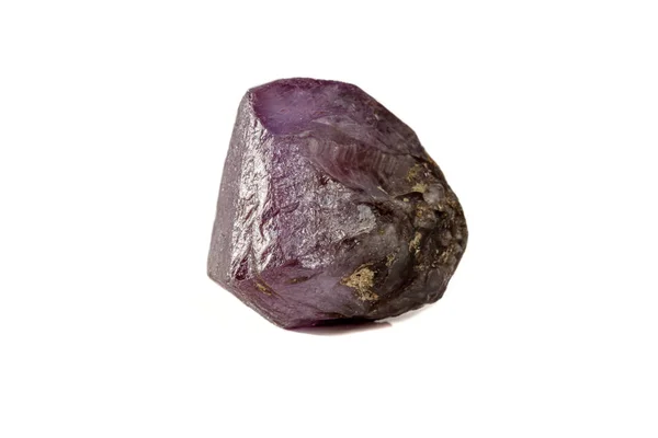 Macro pierre minérale alexandrite rouge - violet en plein jour sur un wh — Photo