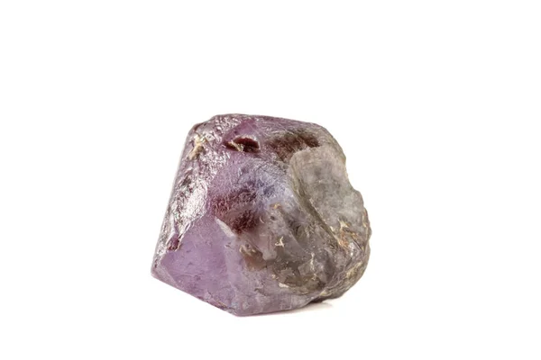 Makro mineral sten alexandrit röd - violett i dagsljus på en wh — Stockfoto