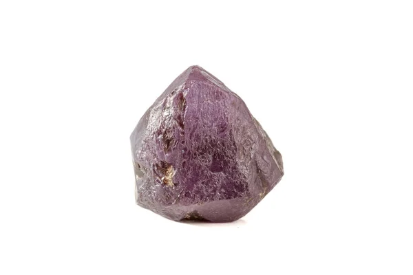 Makro mineral sten alexandrit röd - violett i dagsljus på en wh — Stockfoto