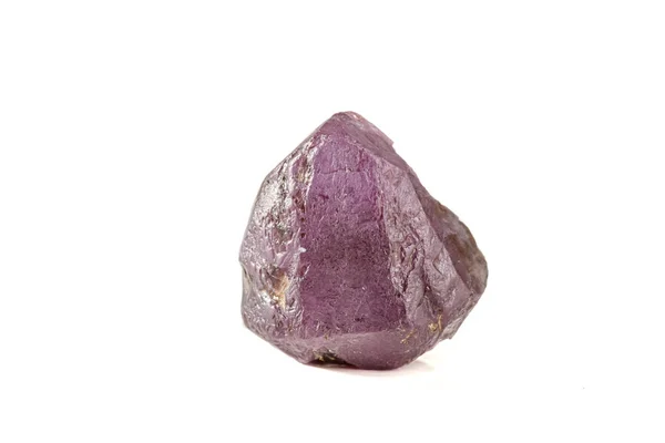 Piedra mineral macro alexandrita rojo violeta a la luz del día en un wh — Foto de Stock
