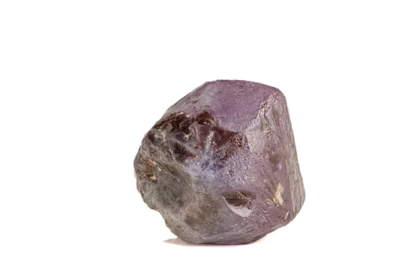 Makro-Mineralstein Alexandrit rot - violett bei Tageslicht auf einer Wh — Stockfoto