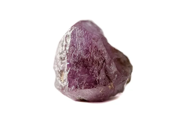 Piedra mineral macro alexandrita rojo violeta a la luz del día en un wh — Foto de Stock