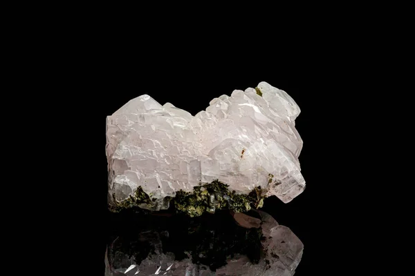 Makro ásványi kő kalcit fekete háttér — Stock Fotó
