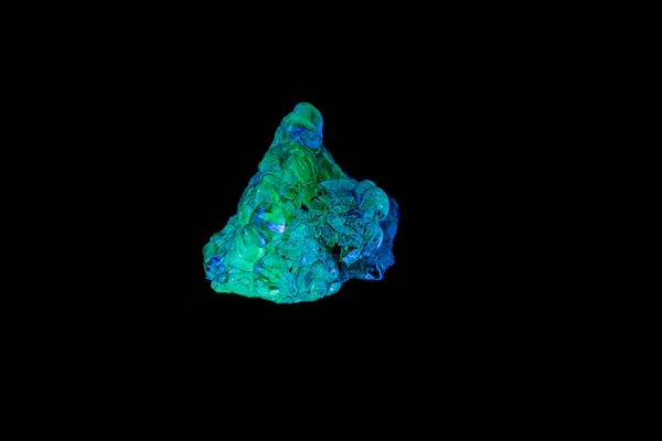 Siyah bir sırt üzerinde ultraviyole ışık altında makro mineral taş opal — Stok fotoğraf